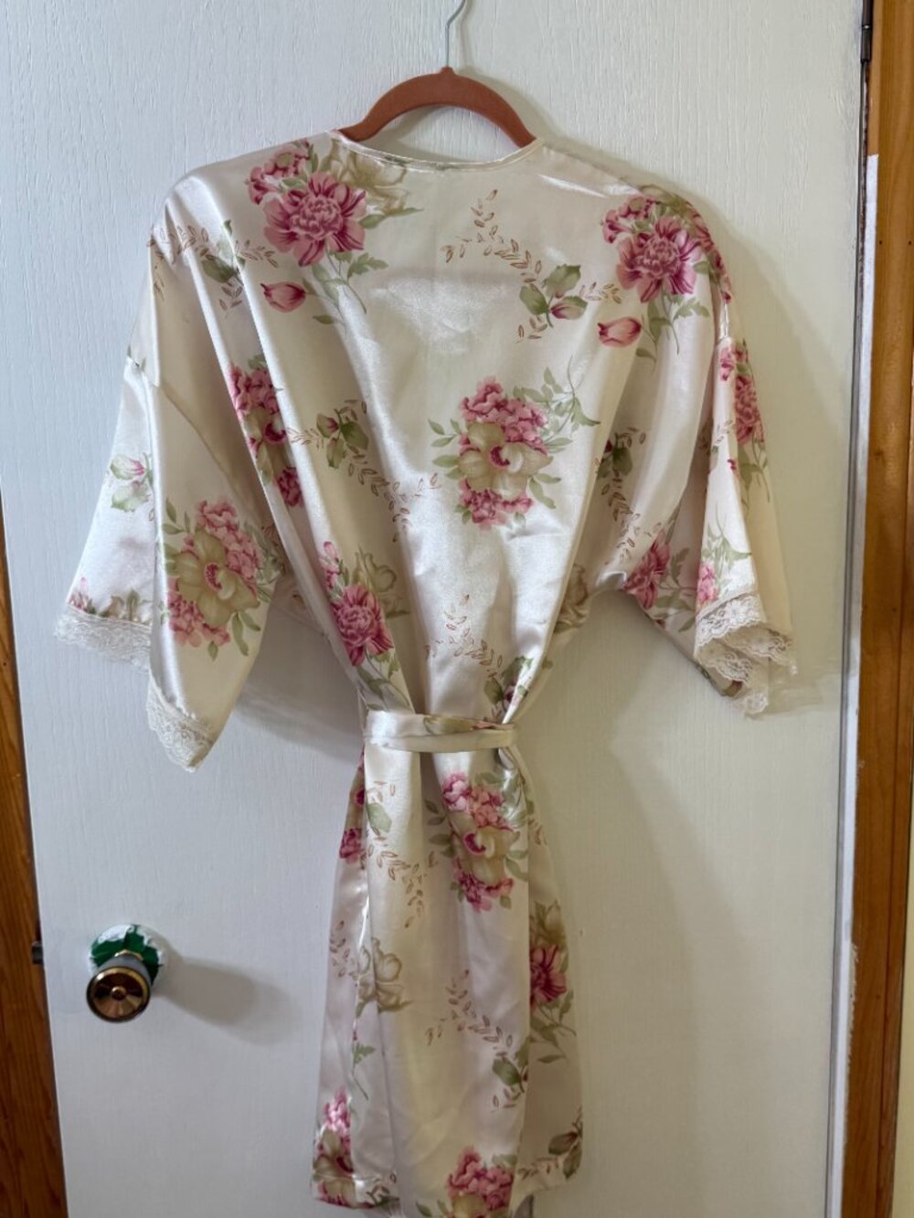 🪩 2/20 Secret Treasures Floral Satin Robe - Picture 4 of 4